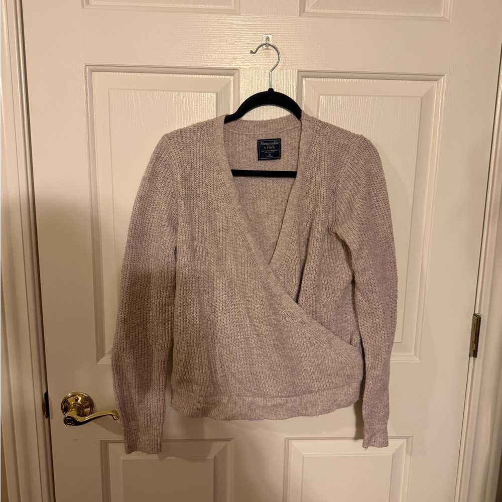 Abercrombie & Fitch Women's Beige V-Neck Sweater
